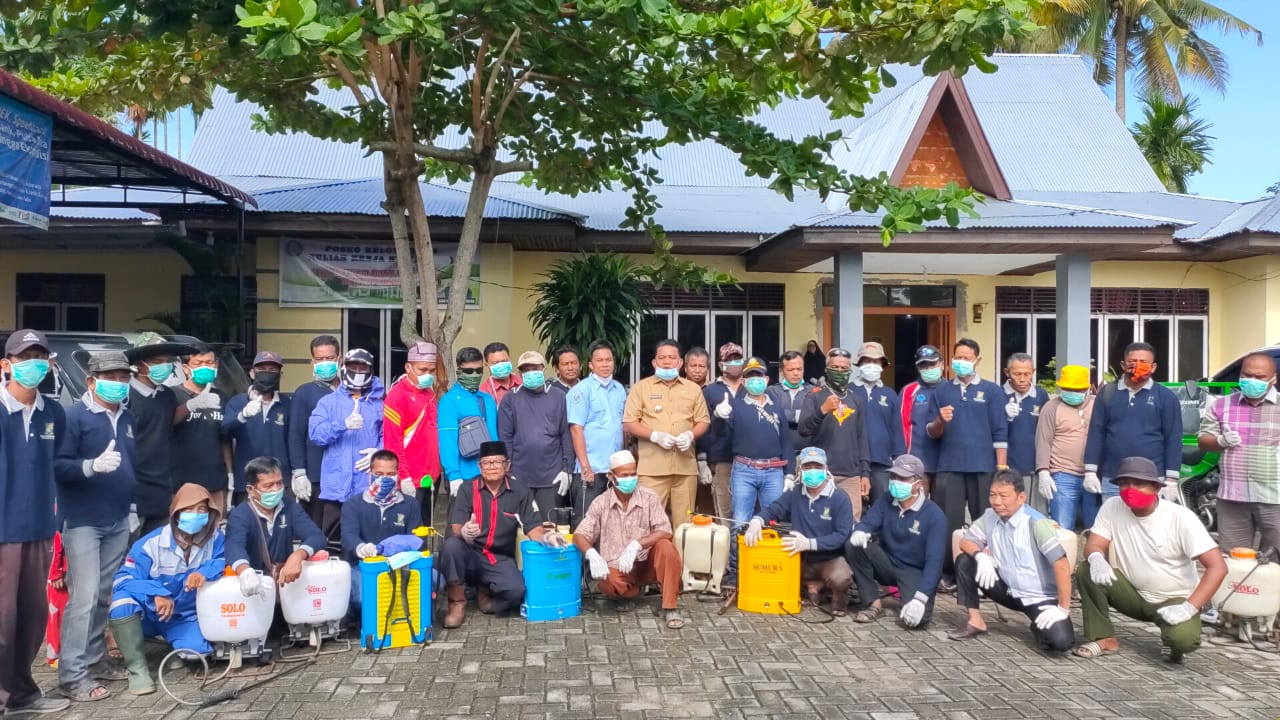 Peduli Covid-19 Kepala Desa Baru Langsung Semprot disinfektan ke Rumah Warga. Peduli Covid-19 Kepala Desa Baru Langsung Semprot disinfektan ke Rumah Warga.i