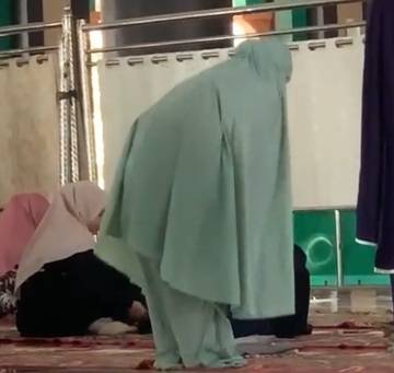 Mahasiswi UIN Suska Riau Salat dengan Gerakan Aneh, Ini Kata Rektori