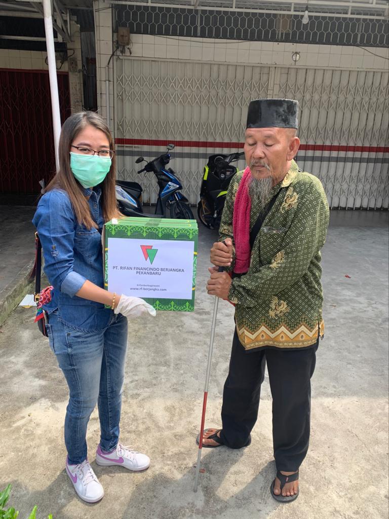 Kembali Bergerak, RFB Pekanbaru Peduli COVID-19 Serahkan 100 Paket Sembako Kembali Bergerak, RFB Pekanbaru Peduli COVID-19 Serahkan 100 Paket Sembakoi