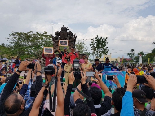 Tutup Siak International Serindit Boat Race, Bupati Juga Serahkan Hadiah Lantamal VI Makasar Sebagai Tutup Siak International Serindit Boat Race, Bupati Juga Serahkan Hadiah Lantamal VI Makasar Sebagaii