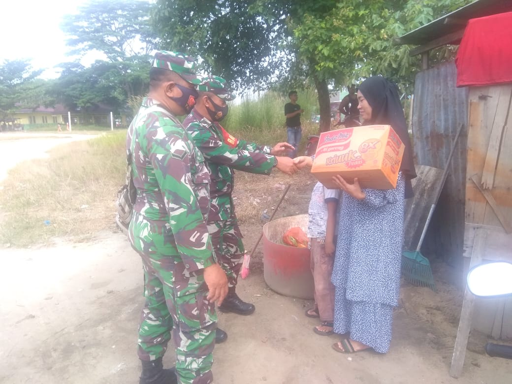 Dalam Rangka Mengsukseskan TMMD Ke-110 Kodim 0313/KPR, Babinsa Koramil 06/SH Bagikan Sembako Dalam Rangka Mengsukseskan TMMD Ke-110 Kodim 0313/KPR, Babinsa Koramil 06/SH Bagikan Sembakoi