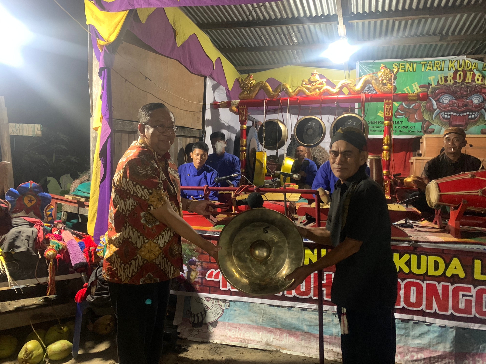 ASISTEN INTELIJEN KEJAKSAAN TINGGI RIAU HADIRI HARI JADI SENI TARI KUDA LUMPING NUTHUH TURONGGO BUDOYO KE-9 ASISTEN INTELIJEN KEJAKSAAN TINGGI RIAU HADIRI HARI JADI SENI TARI KUDA LUMPING NUTHUH TURONGGO BUDOYO KE-9i
