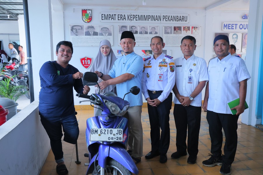 Walikota Pekanbaru H. Agung Nugroho Menyerahkan Bantuan Motor Kepada Ayah Disabilitas Karena Motornya Dicuri Saat Parkirani