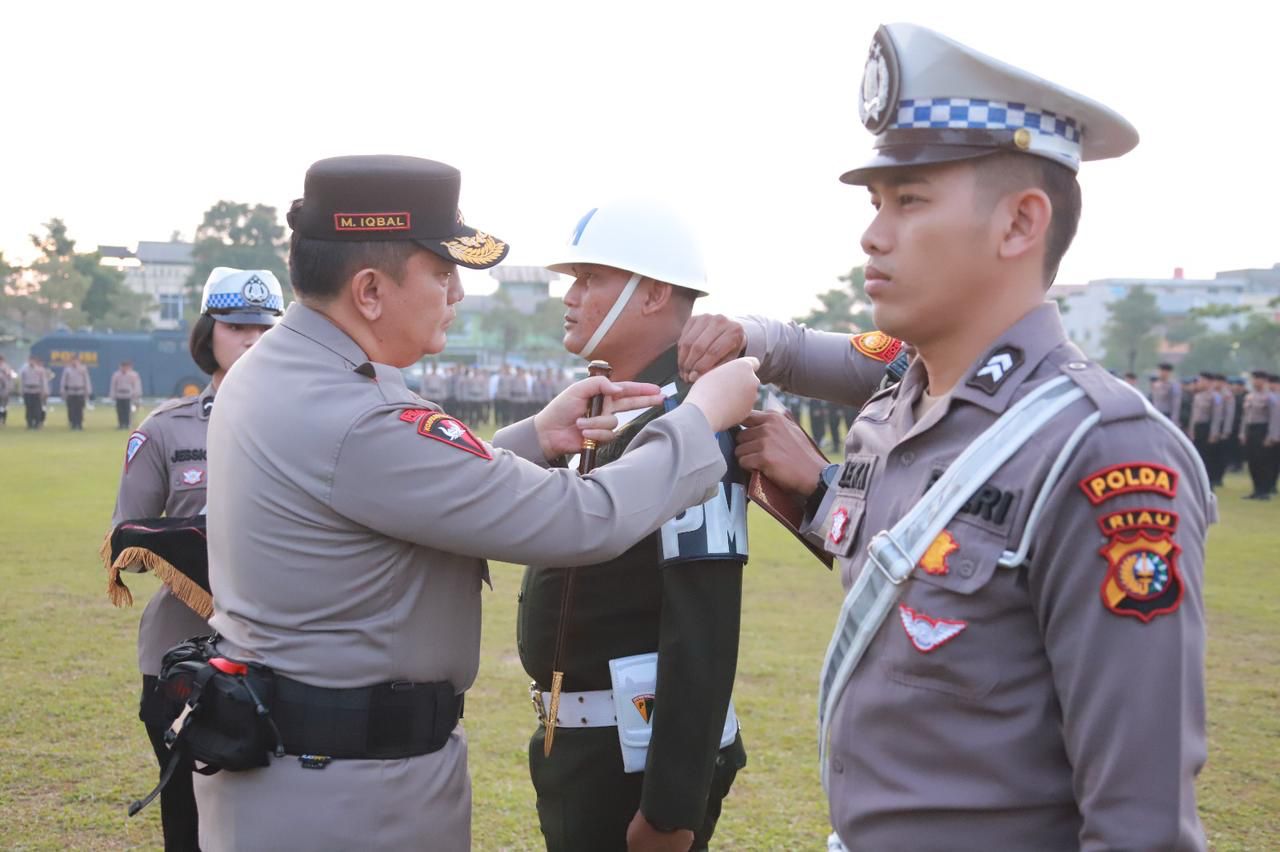 Operasi Keselamatan Lancang Kuning 2023 Digelar, Kapolda Riau Bagikan Helm Kepada Pengendara : Keselamatan Adalah yang Utama Operasi Keselamatan Lancang Kuning 2023 Digelar, Kapolda Riau Bagikan Helm Kepada Pengendara : Keselamatan Adalah yang Utamai