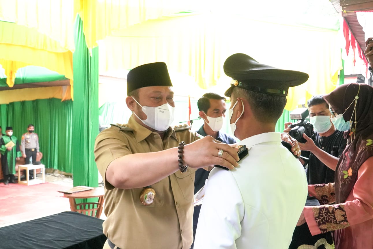 Bupati Kampar Lantik Ben Zainal Arifin Sebagai PAW Kepala Desa Rimbo Panjang. Bupati Kampar Lantik Ben Zainal Arifin Sebagai PAW Kepala Desa Rimbo Panjang. i