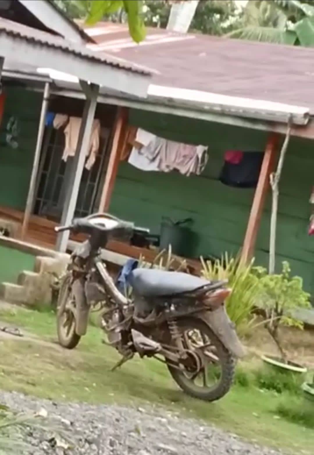 Oknum Security PTPN V Kebun Tandun Gunakan Sepeda Motor Hasil Rampasan Milik Warga Oknum Security PTPN V Kebun Tandun Gunakan Sepeda Motor Hasil Rampasan Milik Wargai