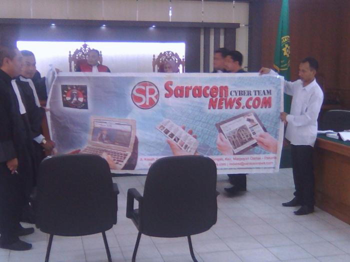 Spanduk Media Online Saracen Dibentang Saat Persidangan Spanduk Media Online Saracen Dibentang Saat Persidangani