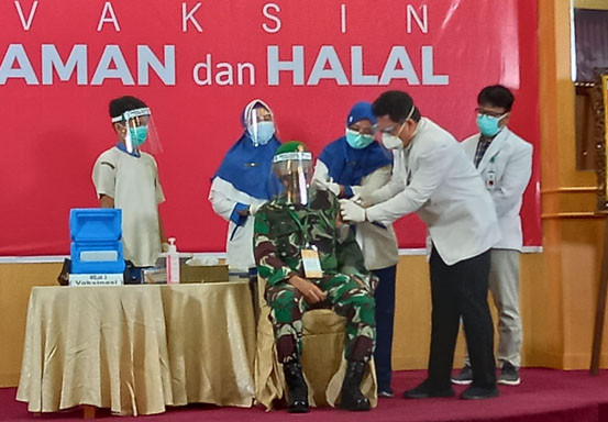 Danrem 031/WB Menjadi Orang Pertama yang Disuntik Vaksin Covid-19 di Riau Danrem 031/WB Menjadi Orang Pertama yang Disuntik Vaksin Covid-19 di Riaui