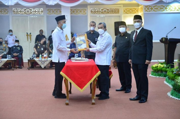 Gubri Serahkan Dana Transfer Daerah Rp21,1 Triliun Gubri Serahkan Dana Transfer Daerah Rp21,1 Triliuni