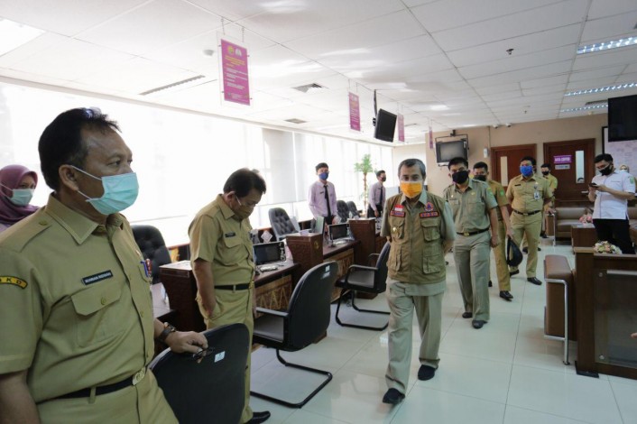 Pasca Libur Lebaran Gubri Syamsuar Sidak Kehadiran ASN Sejumlah Dinas Pasca Libur Lebaran Gubri Syamsuar Sidak Kehadiran ASN Sejumlah Dinasi