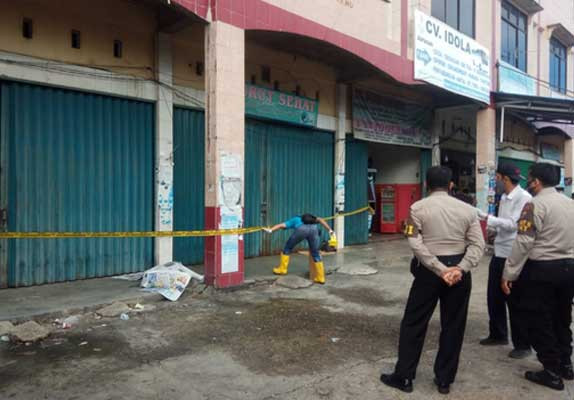 Mayat Tanpa Identitas Ditemukan Depan Ruko Pondok Jamu di Pekanbaru Mayat Tanpa Identitas Ditemukan Depan Ruko Pondok Jamu di Pekanbarui