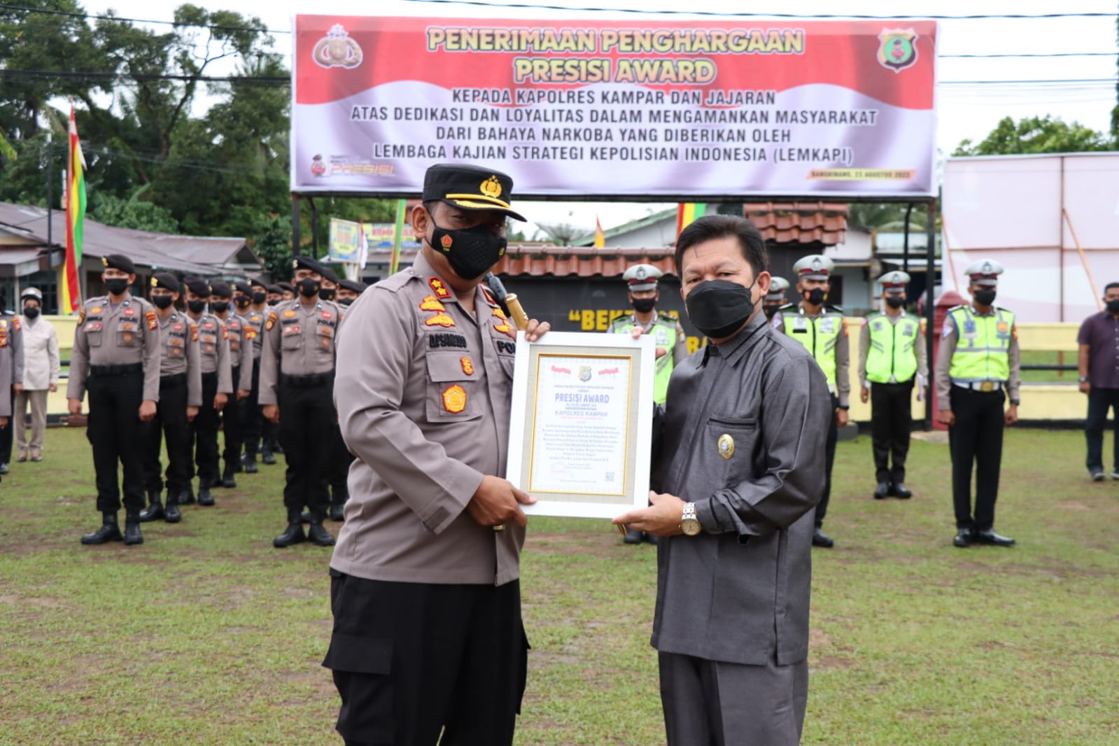 Gencar Berantas Narkoba, Kapolres Kampar Terima Penghargaan Presisi Award dari LEMKAPI Gencar Berantas Narkoba, Kapolres Kampar Terima Penghargaan Presisi Award dari LEMKAPIi