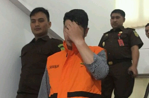 Tersangka Dugaan Korupsi Proyek Lampu Jalan Pemkot Ditahan Kejati Riau Tersangka Dugaan Korupsi Proyek Lampu Jalan Pemkot Ditahan Kejati Riaui