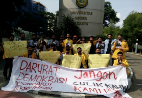2 Mahasiswa Masih Ditahan, Aliansi BEM Se-Sumatera Gelar Aksi 2 Mahasiswa Masih Ditahan, Aliansi BEM Se-Sumatera Gelar Aksii