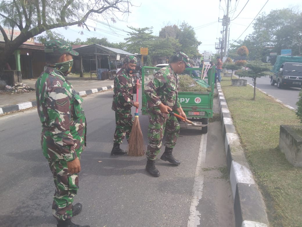 Gotong Royong Babinsa Koramil 06/SH, Sukseskan TMMD Ke -110 Kodim 0313/KPR Gotong Royong Babinsa Koramil 06/SH, Sukseskan TMMD Ke -110 Kodim 0313/KPRi