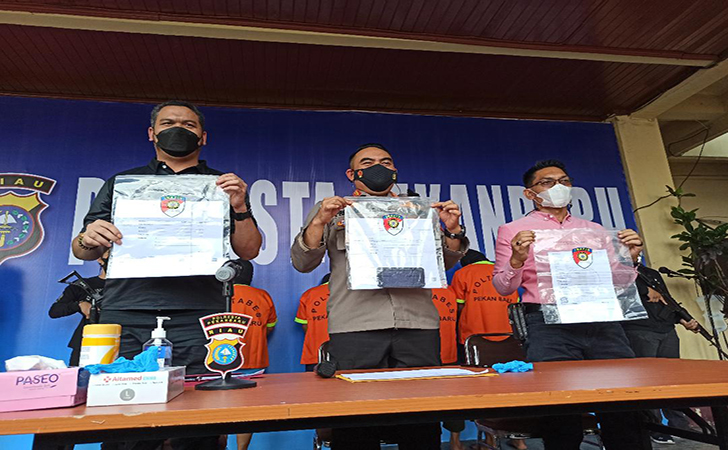 Tak Punya Uang, Mahasiswa Terciduk Palsukan Surat PCR di Bandara SSK II Tak Punya Uang, Mahasiswa Terciduk Palsukan Surat PCR di Bandara SSK IIi