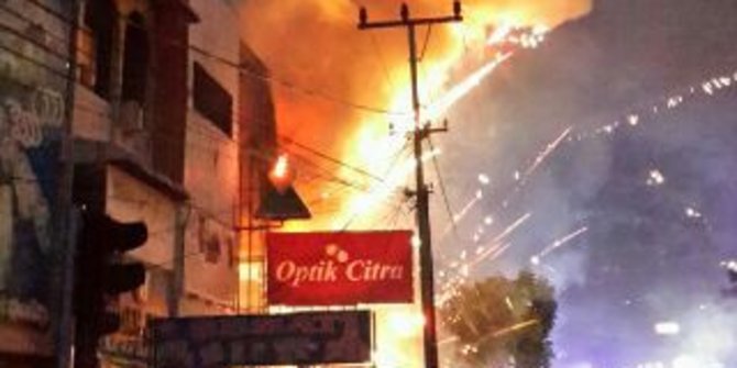 Kebakaran ruko isi petasan di Pekanbaru jadi tontonan warga Kebakaran ruko isi petasan di Pekanbaru jadi tontonan wargai