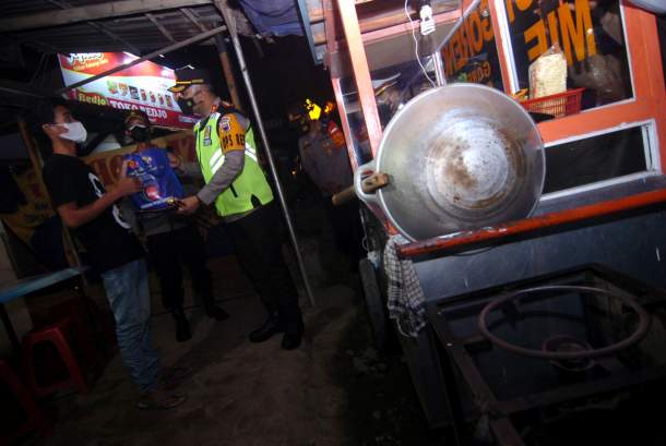 Usaha Kecil Dilonggarkan Saat PPKM Level 4 Usaha Kecil Dilonggarkan Saat PPKM Level 4i