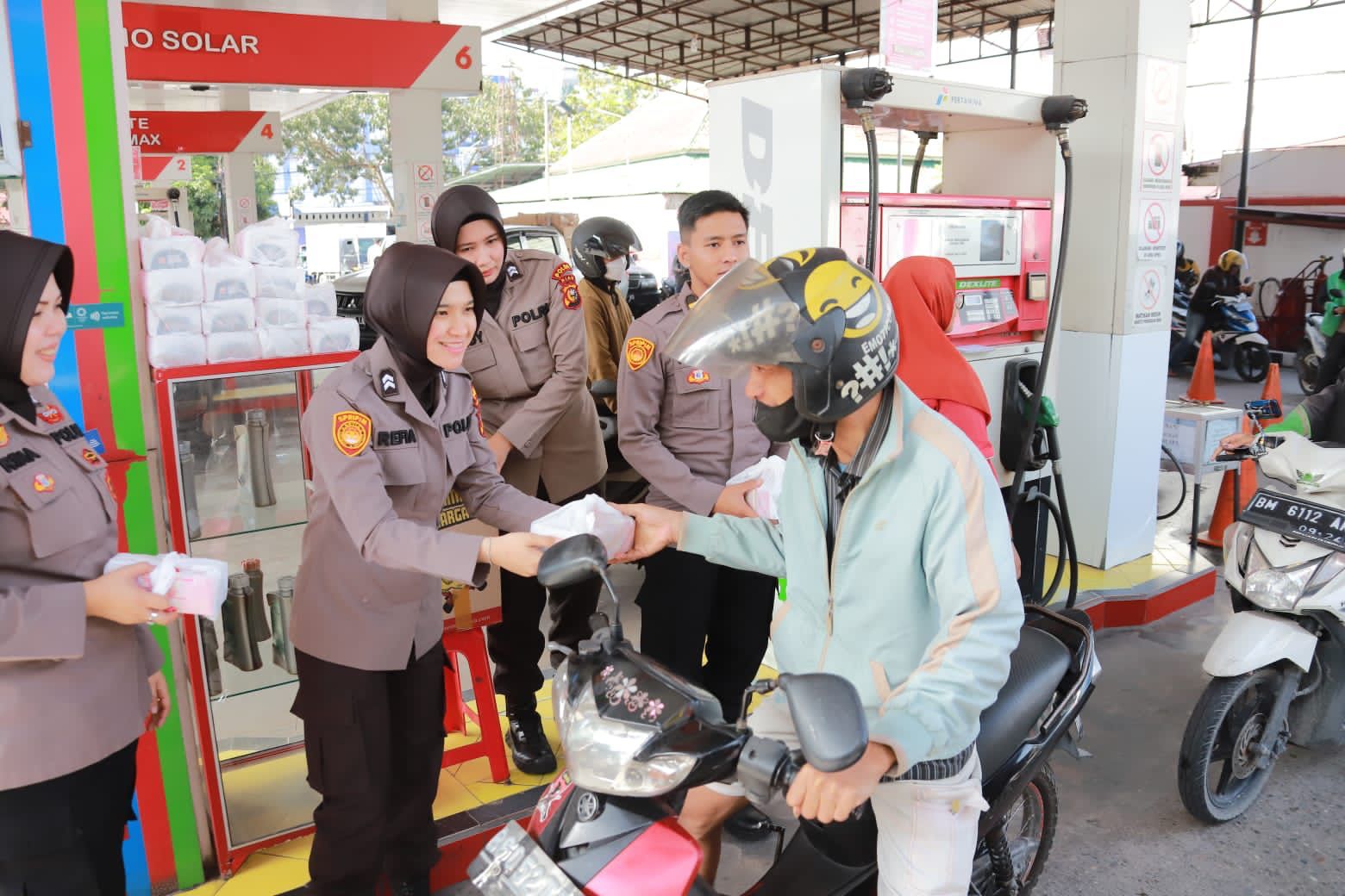 Tertib berlalu lintas, Jumat berkah bagi ojek online dan Masyarakat dapat hadiah BBM dan makan _'gratis'_ dari Spripim Polda Riau*i
