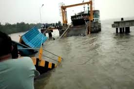 Jembatan Ponton Pelabuhan Penumpang Tanjung Buton di Siak Riau Robohi
