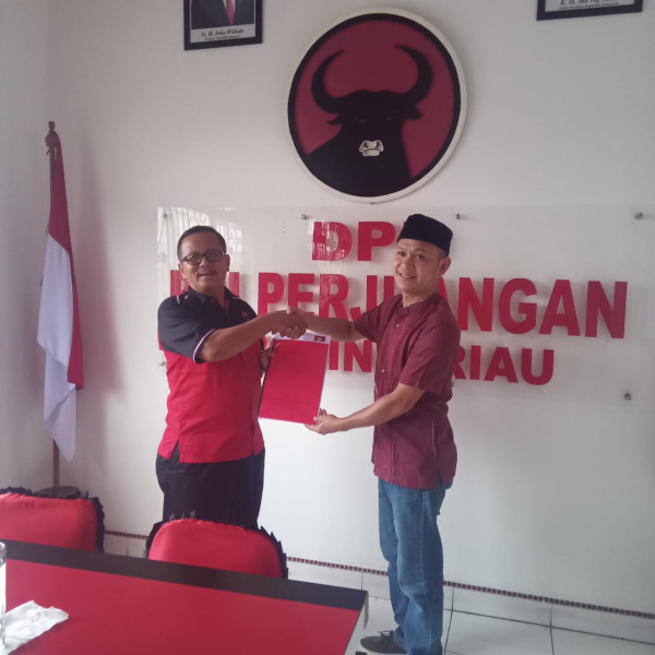 Cagub Romdes Resmi Kembalikan Formulir ke PDIP Riaui