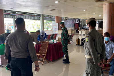 Penumpang Bandara SSK II Wajib Jalani Rapid Antigen Penumpang Bandara SSK II Wajib Jalani Rapid Antigeni