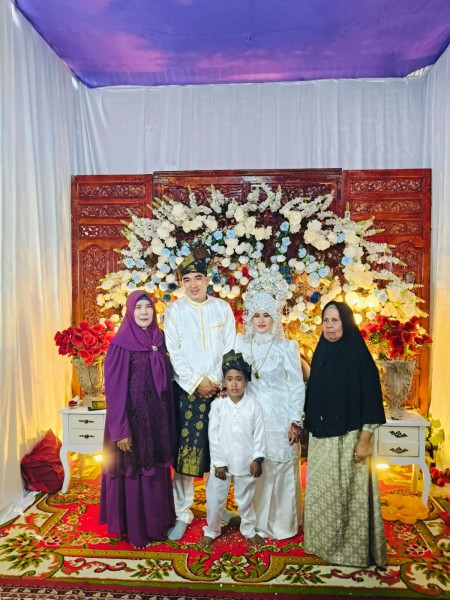 Penggiat Seni dan Budaya Berpantun Rohil, Rahmat Pantun Akhiri Masa Dudanya Penggiat Seni dan Budaya Berpantun Rohil, Rahmat Pantun Akhiri Masa Dudanyai