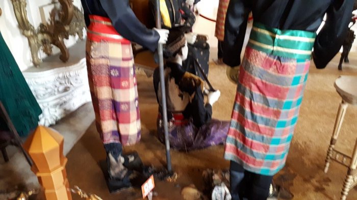 OTK Coba Bakar Patung Replika Pengawal di Istana Siaki