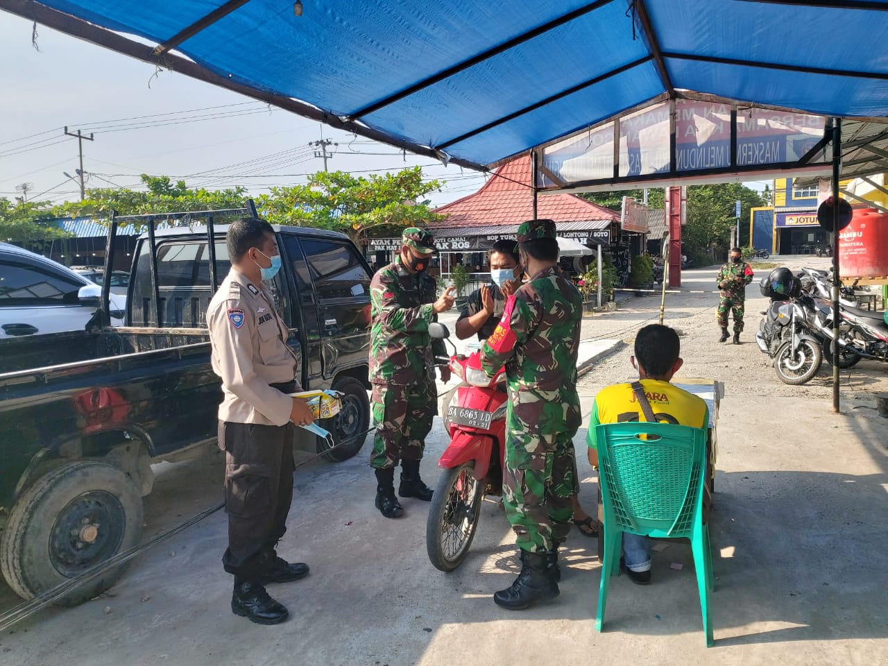 Personel Koramil 06/SH Bersama Bhabinkamtibmas Polsek Siak Hulu Lakukan Gaklin Prokes Di Pasar Personel Koramil 06/SH Bersama Bhabinkamtibmas Polsek Siak Hulu Lakukan Gaklin Prokes Di Pasari