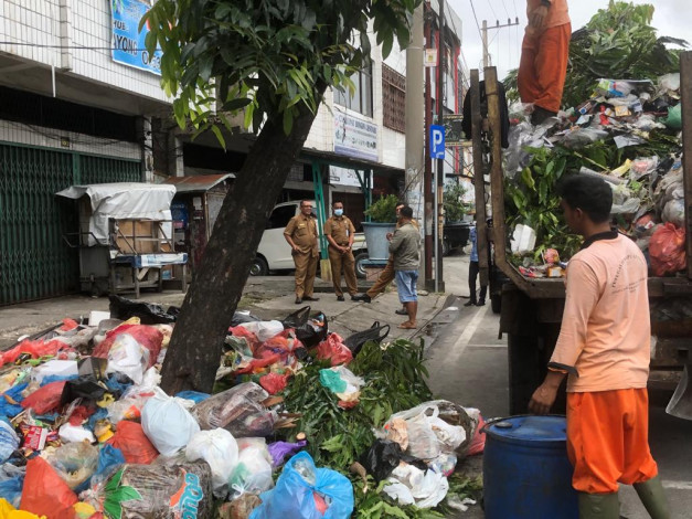 Sekda dan Kepala DLHK Kota Pekanbaru Turun Bersihkan Tumpukan Sampah Sekda dan Kepala DLHK Kota Pekanbaru Turun Bersihkan Tumpukan Sampahi