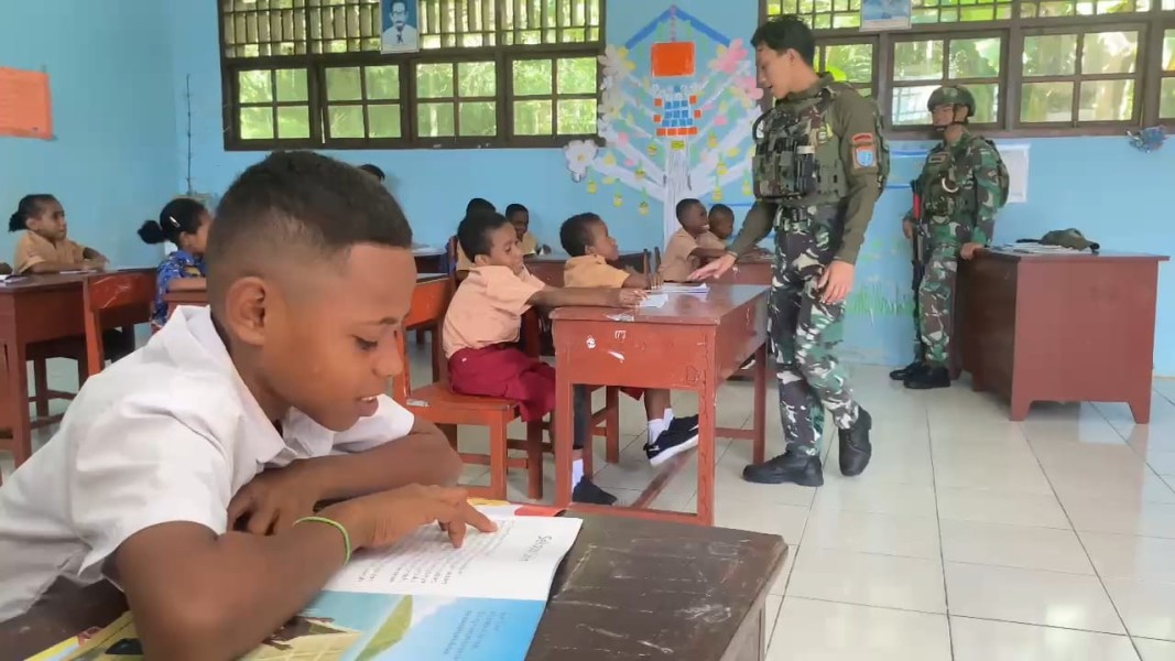Wujudkan Dukungan Pendidikan di Papua Barat, Pos Kramomongga Yonif 642/Kps Laksanakan Gadik di SD Inpres Krawargef Wujudkan Dukungan Pendidikan di Papua Barat, Pos Kramomongga Yonif 642/Kps Laksanakan Gadik di SD Inpres Krawargefi