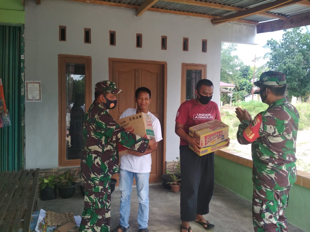 TMMD Ke -110 Kodim 0313/KPR Sedang Berlangsung, Babinsa Koramil 06/SH Berikan Bantuan Sembako TMMD Ke -110 Kodim 0313/KPR Sedang Berlangsung, Babinsa Koramil 06/SH Berikan Bantuan Sembakoi