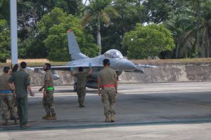 Enam Pesawat Tempur F-16 Milik AS Latihan Bareng di Pekanbaru Enam Pesawat Tempur F-16 Milik AS Latihan Bareng di Pekanbarui