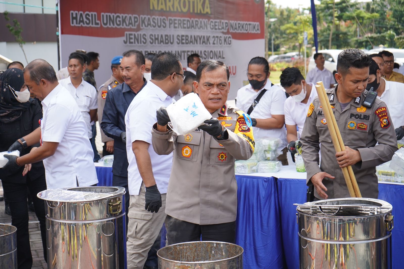 Pimpin pemusnahan narkoba jenis sabu seberat 276 Kg, WaKapolda Riau Brigjen Pol Kasiran Rahmadi : Alhamdulillah kita telah Bisa Menyelamatkan Jutaan Jiwa. Pimpin pemusnahan narkoba jenis sabu seberat 276 Kg, WaKapolda Riau Brigjen Pol Kasiran Rahmadi : Alhamdulillah kita telah Bisa Menyelamatkan Jutaan Jiwa.i