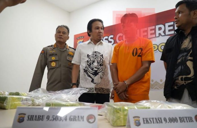 Pengiriman 9 Kg Sabu dan 9 Ribu Pil Ekstasi ke Pekanbaru Digagalkan Polda Riau Pengiriman 9 Kg Sabu dan 9 Ribu Pil Ekstasi ke Pekanbaru Digagalkan Polda Riaui