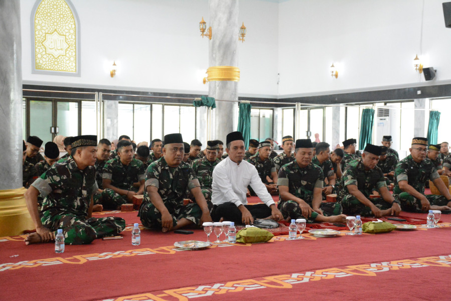 Isra’ Mi’raj: Prof. Akbarizan dan Danrem 031/Wira Bima Ajak Umat Menjaga Iman di Tengah Ujian Zaman Isra’ Mi’raj: Prof. Akbarizan dan Danrem 031/Wira Bima Ajak Umat Menjaga Iman di Tengah Ujian Zamani