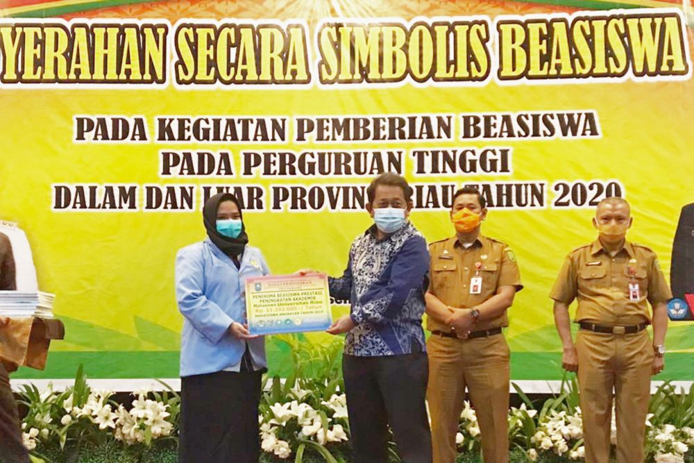 Sekdaprov Serahkan Beasiswa Berprestasi Bagi 4.104 Mahasiswa se Riau Sekdaprov Serahkan Beasiswa Berprestasi Bagi 4.104 Mahasiswa se Riaui