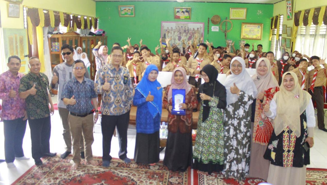 DOSEN FKIP UNRI LAKUKAN PENGABDIAN KOLABORATIF DENGAN DOSEN UTM MALAYSIA DI SMPN 1 MEMPURA SIAK DOSEN FKIP UNRI LAKUKAN PENGABDIAN KOLABORATIF DENGAN DOSEN UTM MALAYSIA DI SMPN 1 MEMPURA SIAKi