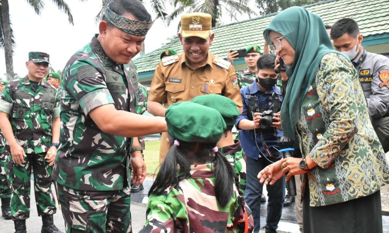 Jenderal Dudung ke Kampar, Jalankan Perintah Panglima Andika Libatkan Satgas Yonif Jaga Perbatasan Jenderal Dudung ke Kampar, Jalankan Perintah Panglima Andika Libatkan Satgas Yonif Jaga Perbatasani