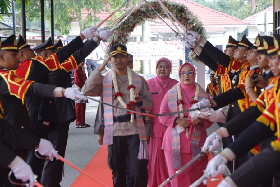 Suasana Haru Warnai Pisah Sambut Kapolres Kampar Suasana Haru Warnai Pisah Sambut Kapolres Kampari