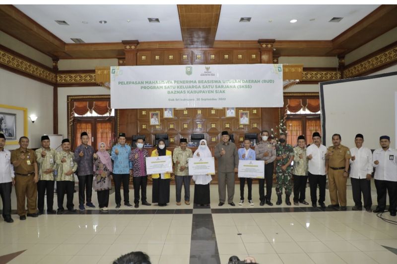 Bupati Siak Lepas 32 Mahasiswa Siak Penerima Beasiswa Baznas Bupati Siak Lepas 32 Mahasiswa Siak Penerima Beasiswa Baznasi