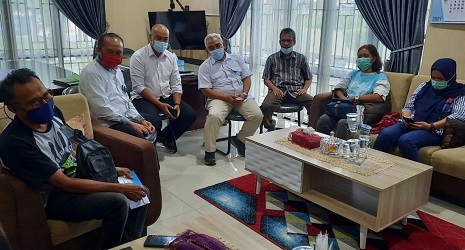PWI Riau Tanam 100 Batang Cemara Pantai di Pulau Rupat PWI Riau Tanam 100 Batang Cemara Pantai di Pulau Rupati