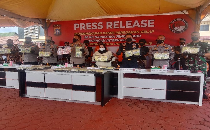 Bupati Benkalis Kasmarni Bacakan Rilis Pengungkapan 30 Kg Sabu Bupati Benkalis Kasmarni Bacakan Rilis Pengungkapan 30 Kg Sabui