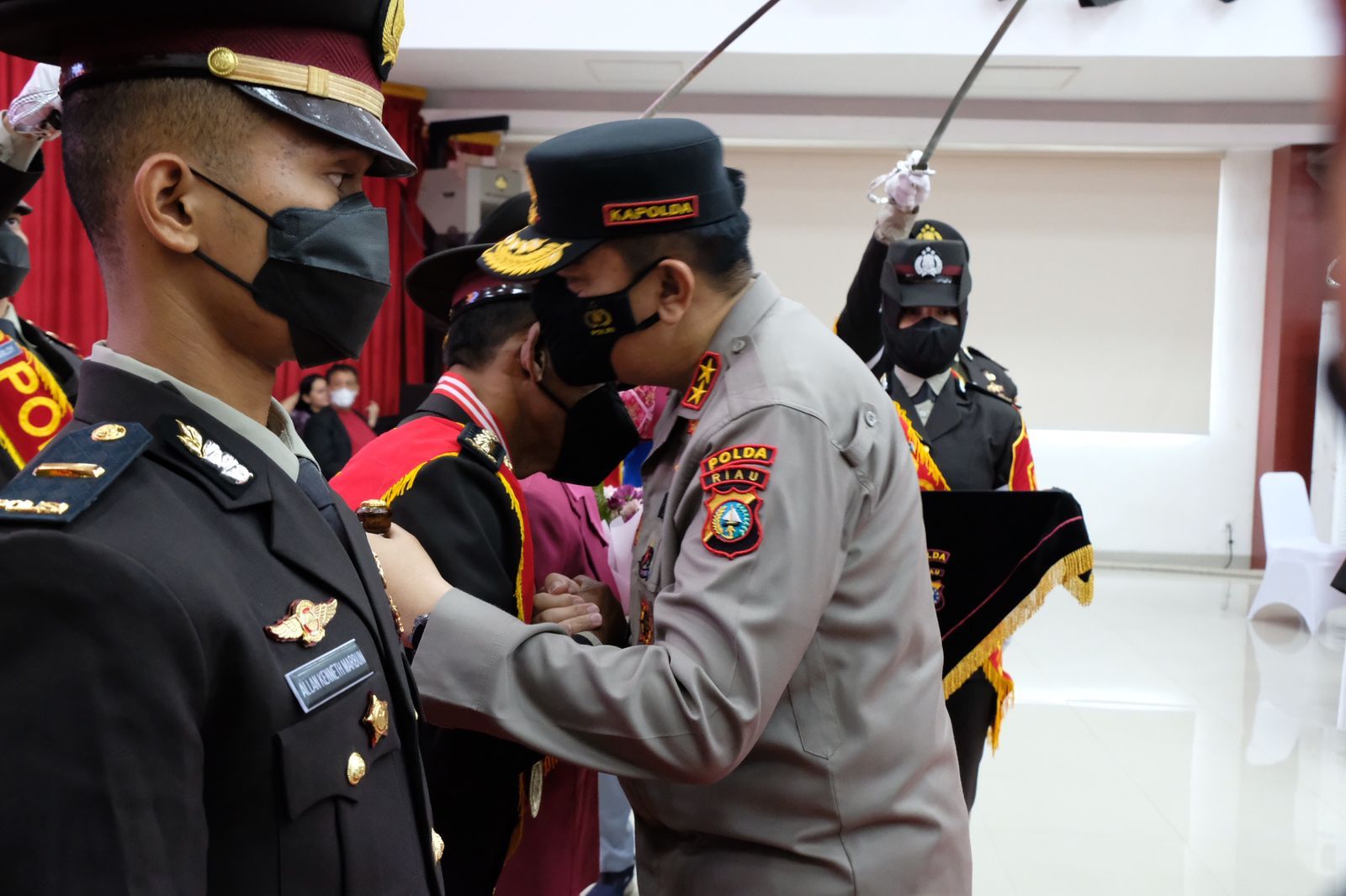 Kapolda Riau melakukan tradisi 62 untuk Anggota Polri yang Masuk Masa Purna Bakti Kapolda Riau melakukan tradisi 62 untuk Anggota Polri yang Masuk Masa Purna Baktii