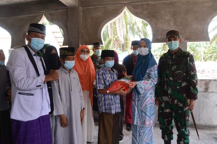 Ibu Danrem Fitri M. Syech Ismed Beri Bantuan ke Panti Asuhan dan Pondok Pesantren di Rumbai Ibu Danrem Fitri M. Syech Ismed Beri Bantuan ke Panti Asuhan dan Pondok Pesantren di Rumbaii