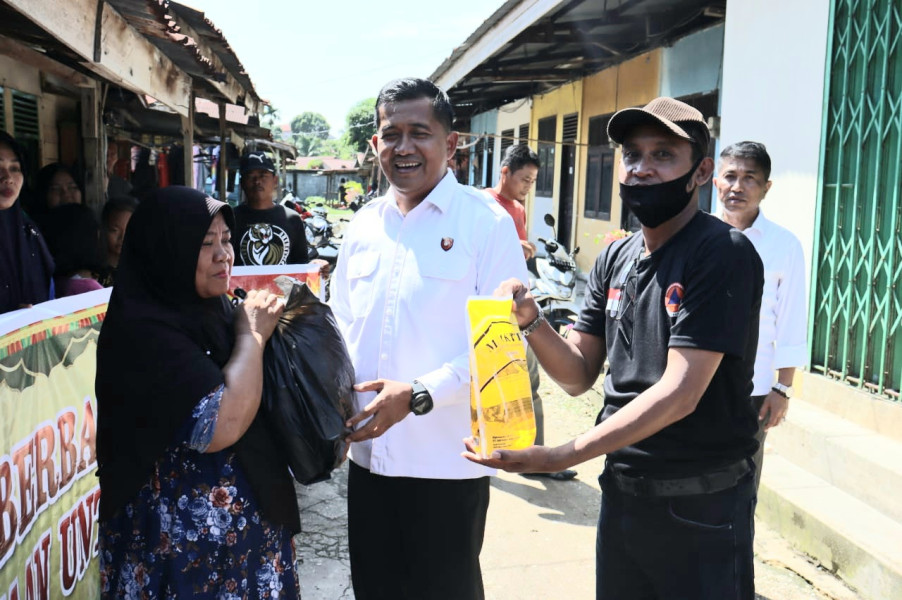 Direktorat Intelkam Polda Riau memberikan bantuan sembako kepada warga yang membutuhkan di Jalan Satria RT 01 RW 02 Kelurahan Bambu Kuning Kecamatan Tenayan Raya, Kota Pekanbaru. Direktorat Intelkam Polda Riau memberikan bantuan sembako kepada warga yang membutuhkan di Jalan Satria RT 01 RW 02 Kelurahan Bambu Kuning Kecamatan Tenayan Raya, Kota Pekanbaru.i