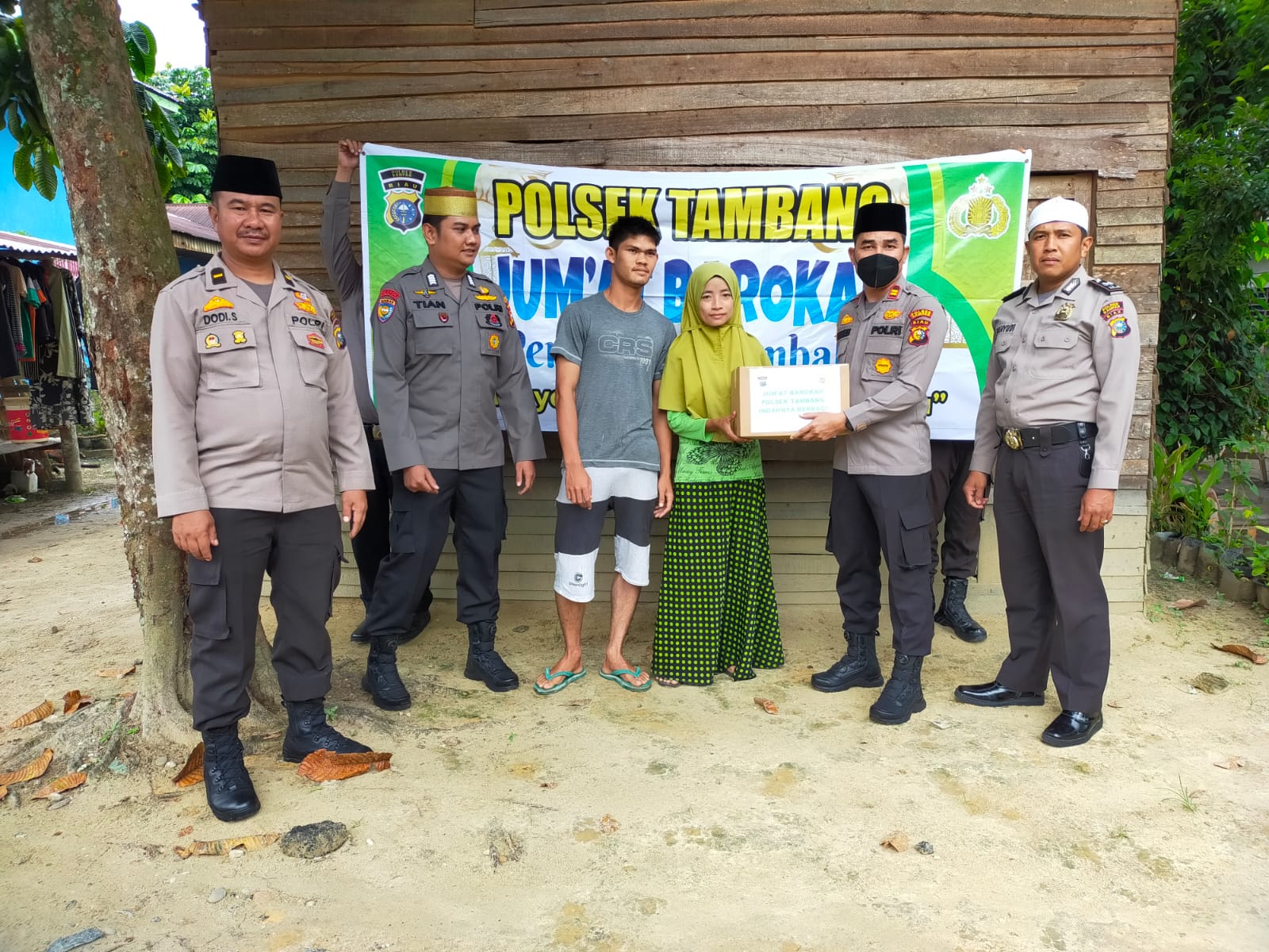 Jum'at Berkat, Kapolsek Tambang Bagi Sembako di Desa Kuapan Jum'at Berkat, Kapolsek Tambang Bagi Sembako di Desa Kuapani