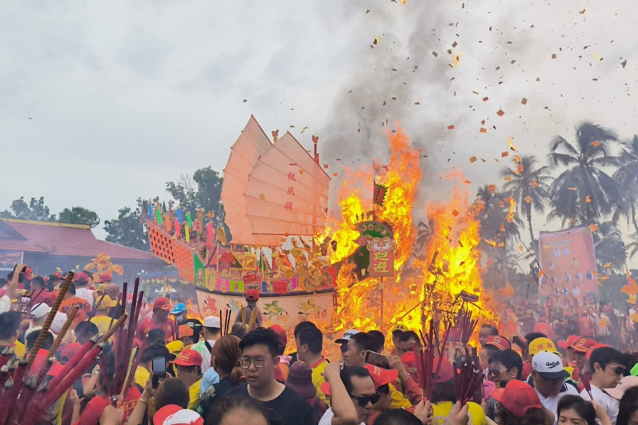 Festival Bakar Tongkang kembali dilaksanakan. Event pariwisata nasional itu, berhasil menyedot 50 ribu wisatawan di Kota Festival Bakar Tongkang kembali dilaksanakan. Event pariwisata nasional itu, berhasil menyedot 50 ribu wisatawan di Kotai