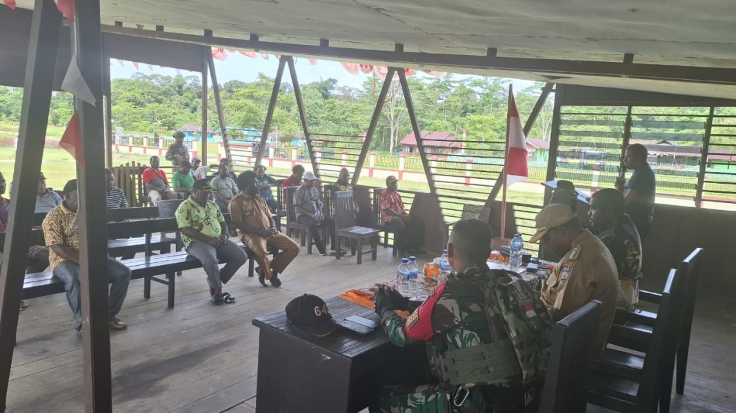 Pos Meyerga Satgas Yonif 642/Kps Sosialisasikan RUU TNI ke Warga Distrik Moskona Barat Pos Meyerga Satgas Yonif 642/Kps Sosialisasikan RUU TNI ke Warga Distrik Moskona Barati