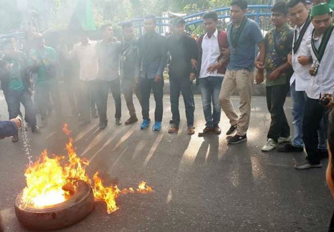 Aksi Bakar Ban Demonstran HMI Pekanbaru Sempat Lumpuhkan Jalan Sudirman Aksi Bakar Ban Demonstran HMI Pekanbaru Sempat Lumpuhkan Jalan Sudirmani